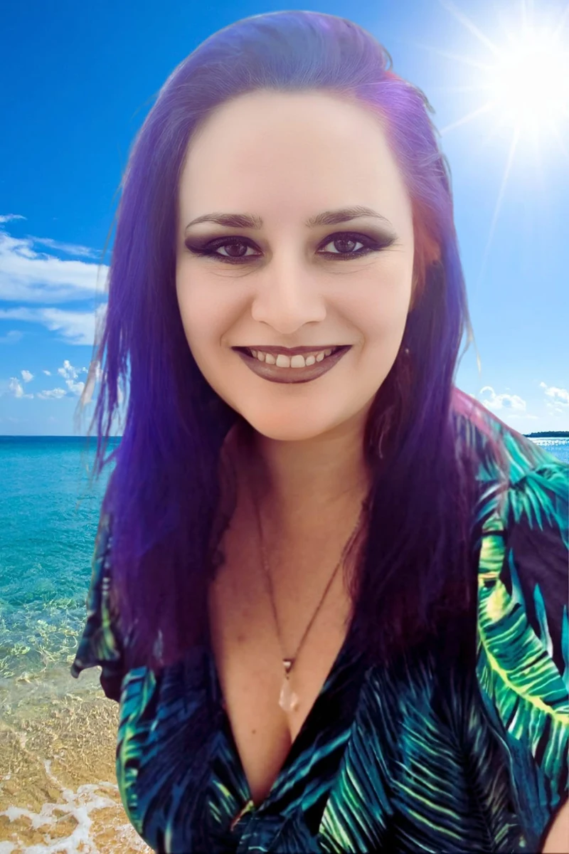 Adina-Ramona Văideanu, autoarea cărții